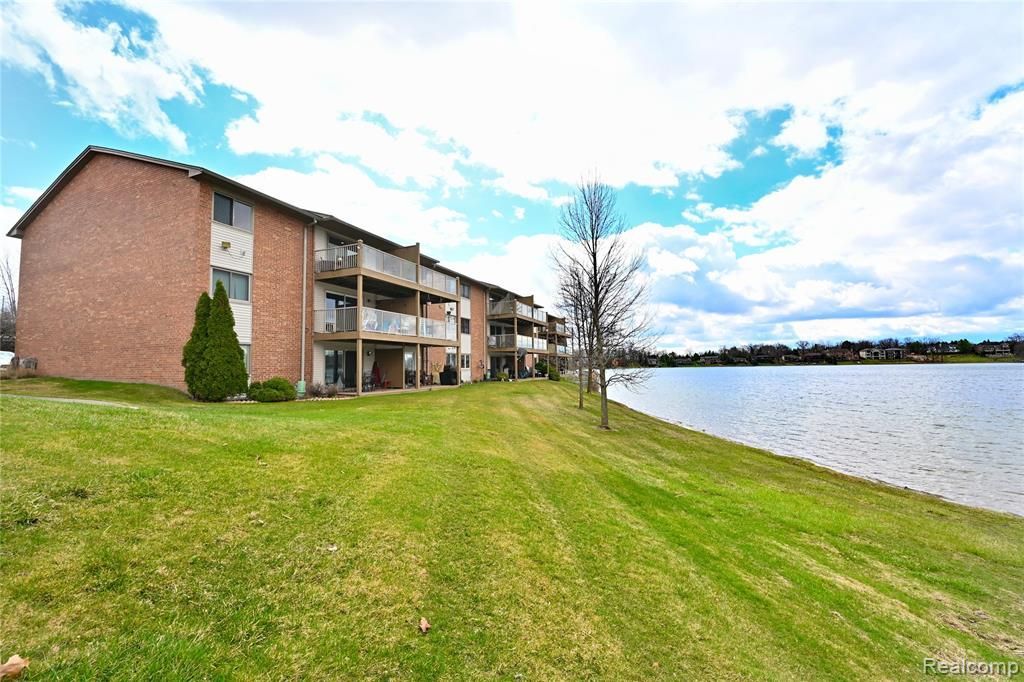 1966 Klingensmith Road , Bloomfield Hills, MI 48302 Main Photo