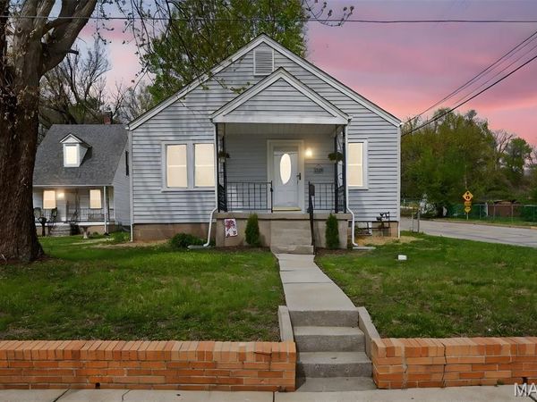 1525 N 4th Street, St Charles, MO 63301