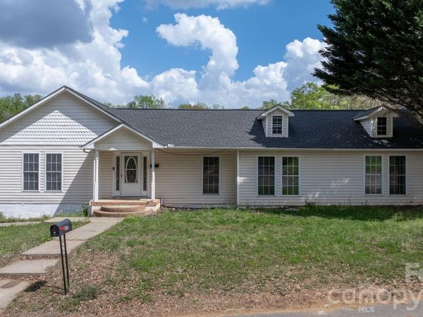 1604 4th Street NE, Hickory, NC 28601