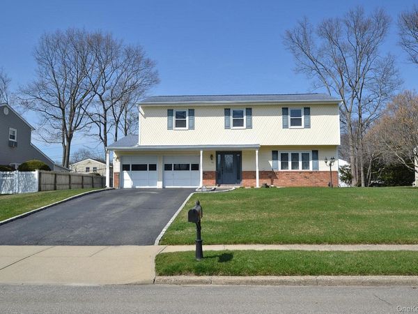 10 Maureen Drive , Hauppauge, NY 11788