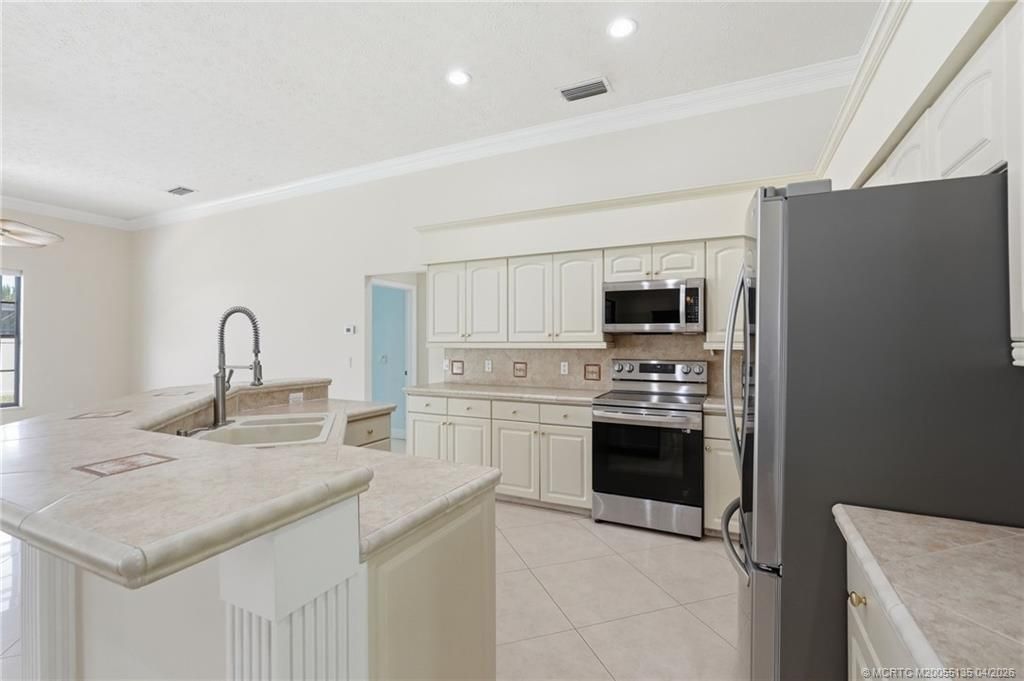 1102 SE Strathmore Drive, Port Saint Lucie, FL 34952 Photo