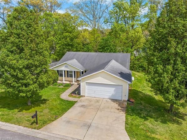 467 Bedford Knoll Drive , Winston-Salem, NC 27107