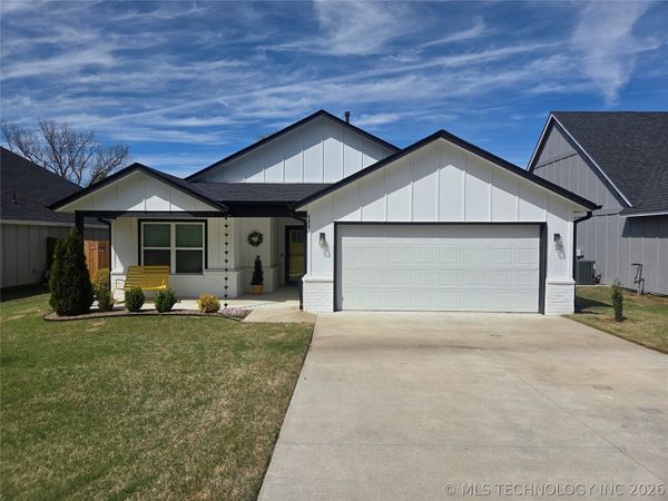 404 W Muskogee Avenue, Chouteau, OK 74337