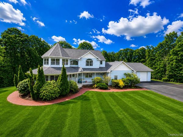 287 Dayton Avenue, Manorville, NY 11949