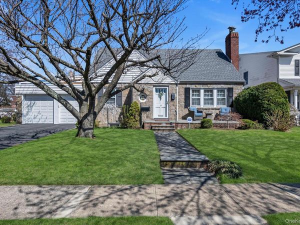 14 Avon Road, New Hyde Park, NY 11040