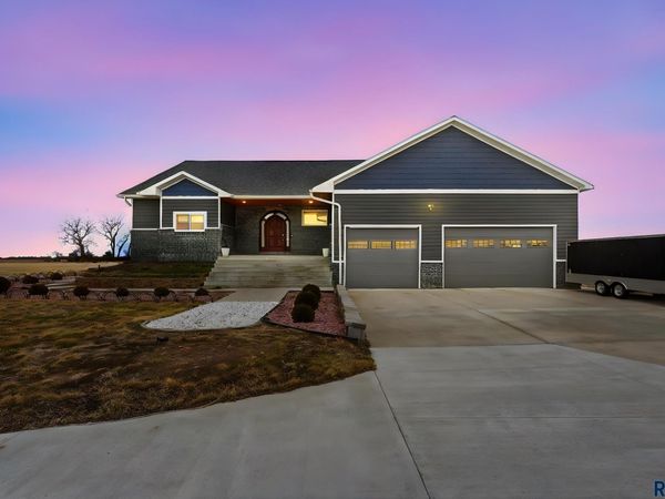 310 Praire Hills Dr, Mitchell, SD 57301