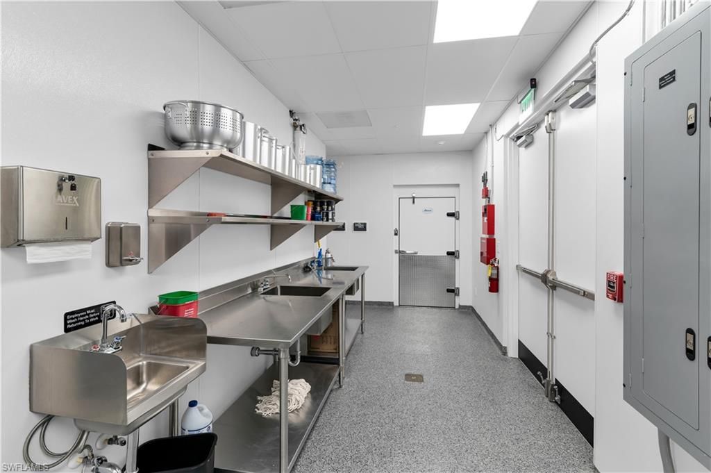 6890 Hendry Creek Dr, Fort Myers, FL 33908 Photo