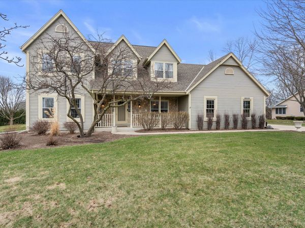 N66W13490 Crestwood Dr, Menomonee Falls, WI 53051