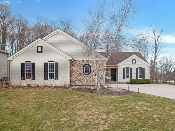 88 King Oak Ct, Random Lake, WI 53075