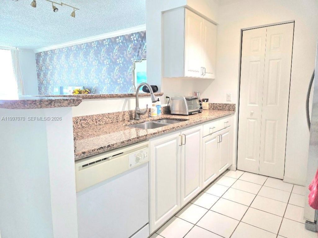 1155 Brickell Bay Dr , Unit 2006, Miami, FL 33131 Photo