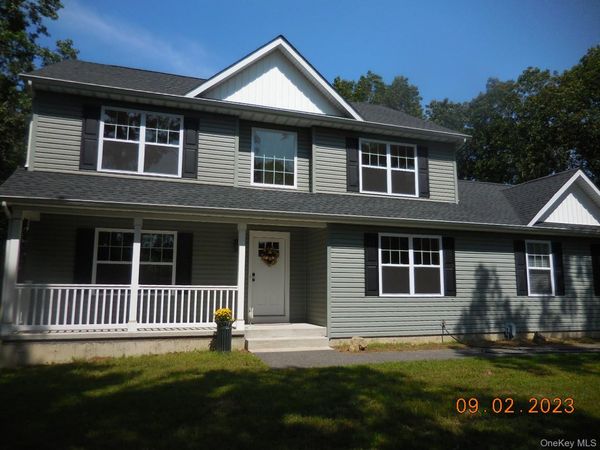 230 Expressway Drive N, Medford, NY 11763