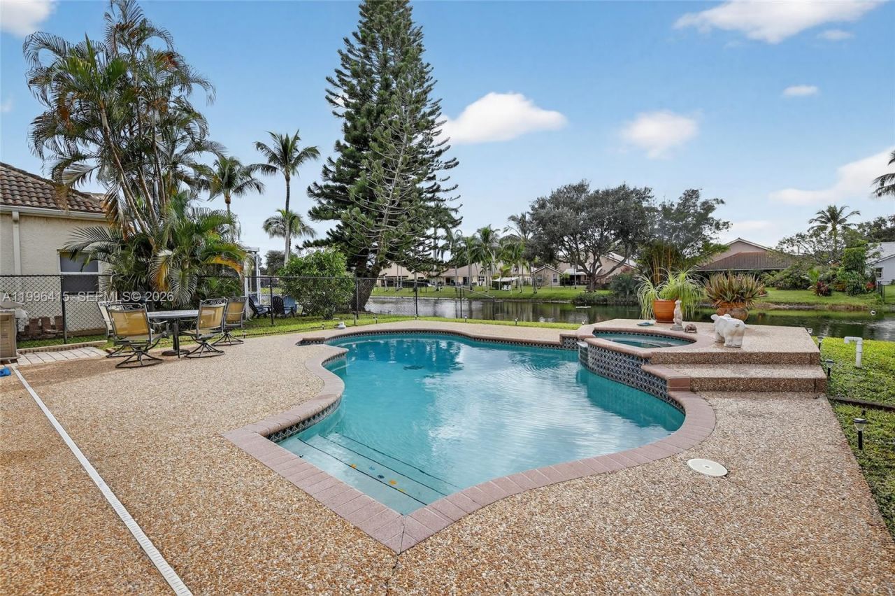 9481 Oak Grove Cir, Davie, FL 33328 Photo