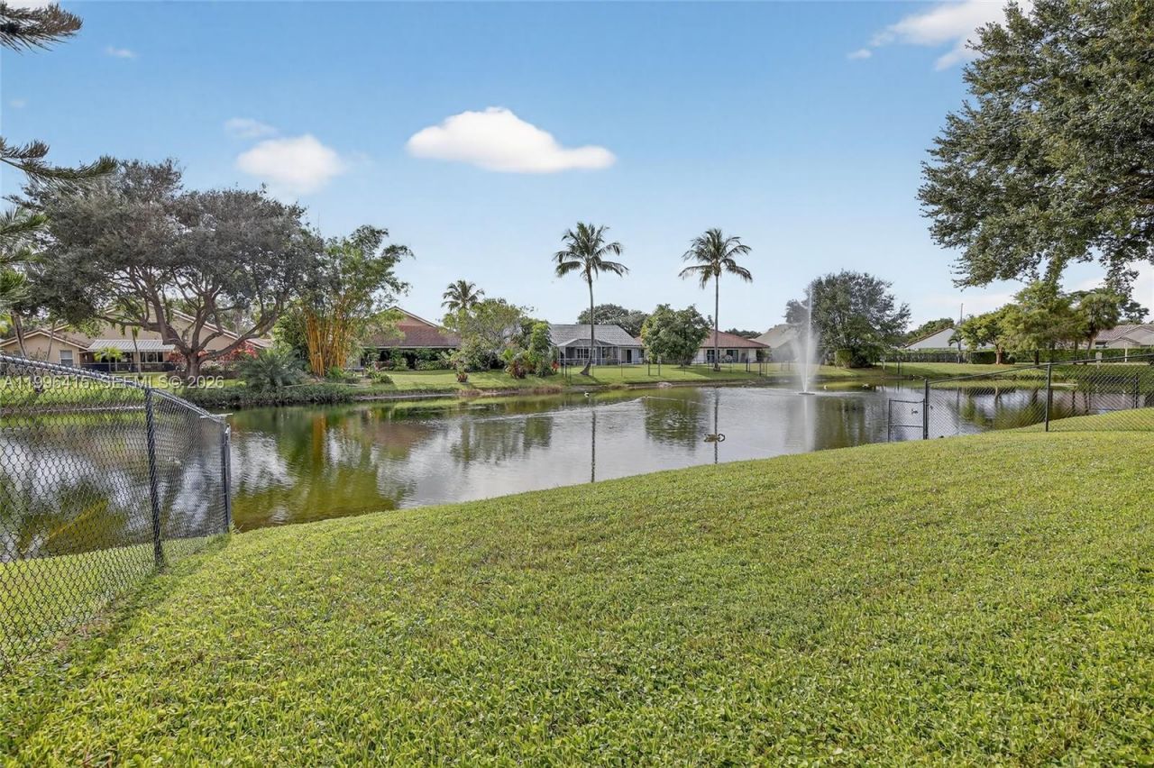 9481 Oak Grove Cir, Davie, FL 33328 Photo