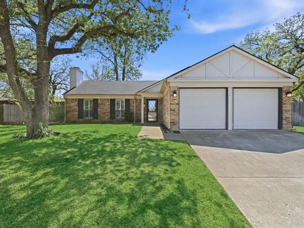 404 Knoll Wood Court, Euless, TX 76039