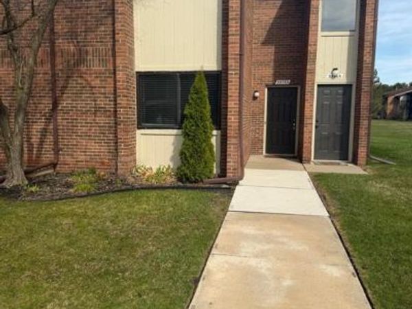 33753 Pondview Circle, Livonia, MI 48152