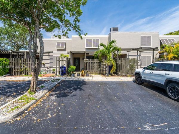 1424 NW 113th Way , Pembroke Pines, FL 33026