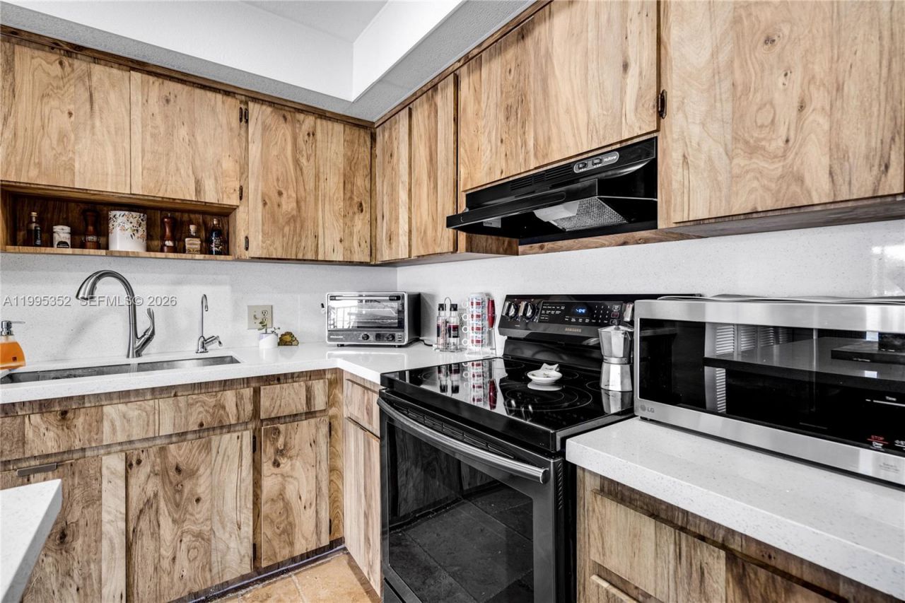 1424 NW 113th Way, Pembroke Pines, FL 33026 Photo