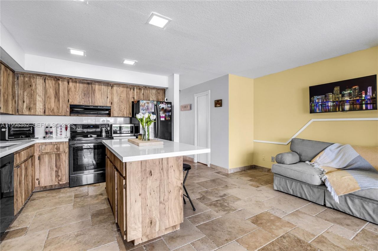 1424 NW 113th Way, Pembroke Pines, FL 33026 Photo