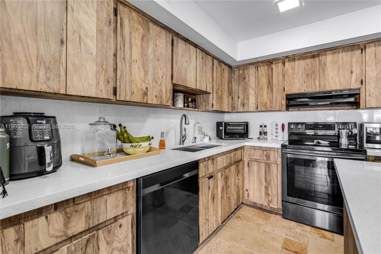 1424 NW 113th Way, Pembroke Pines, FL 33026 Photo