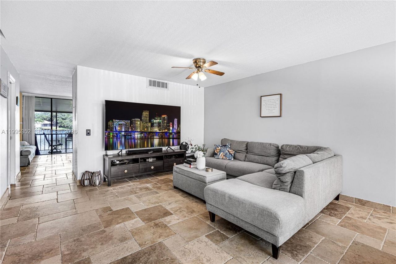 1424 NW 113th Way, Pembroke Pines, FL 33026 Photo