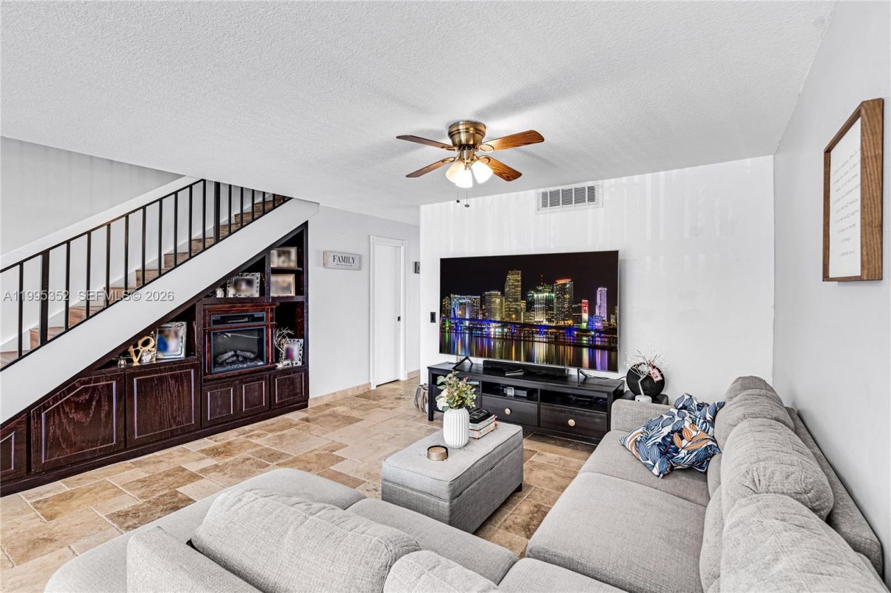 1424 NW 113th Way, Pembroke Pines, FL 33026 Photo