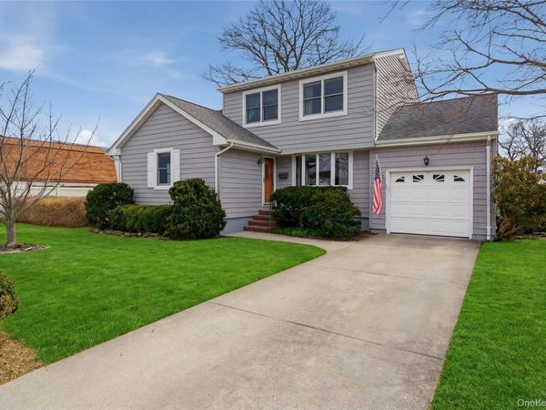 219 E John Street , Lindenhurst, NY 11757