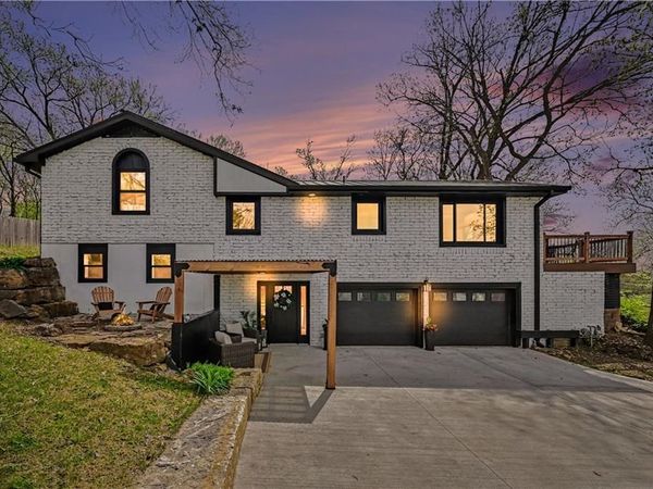 8305 NW Forest Drive, Weatherby Lake, MO 64152