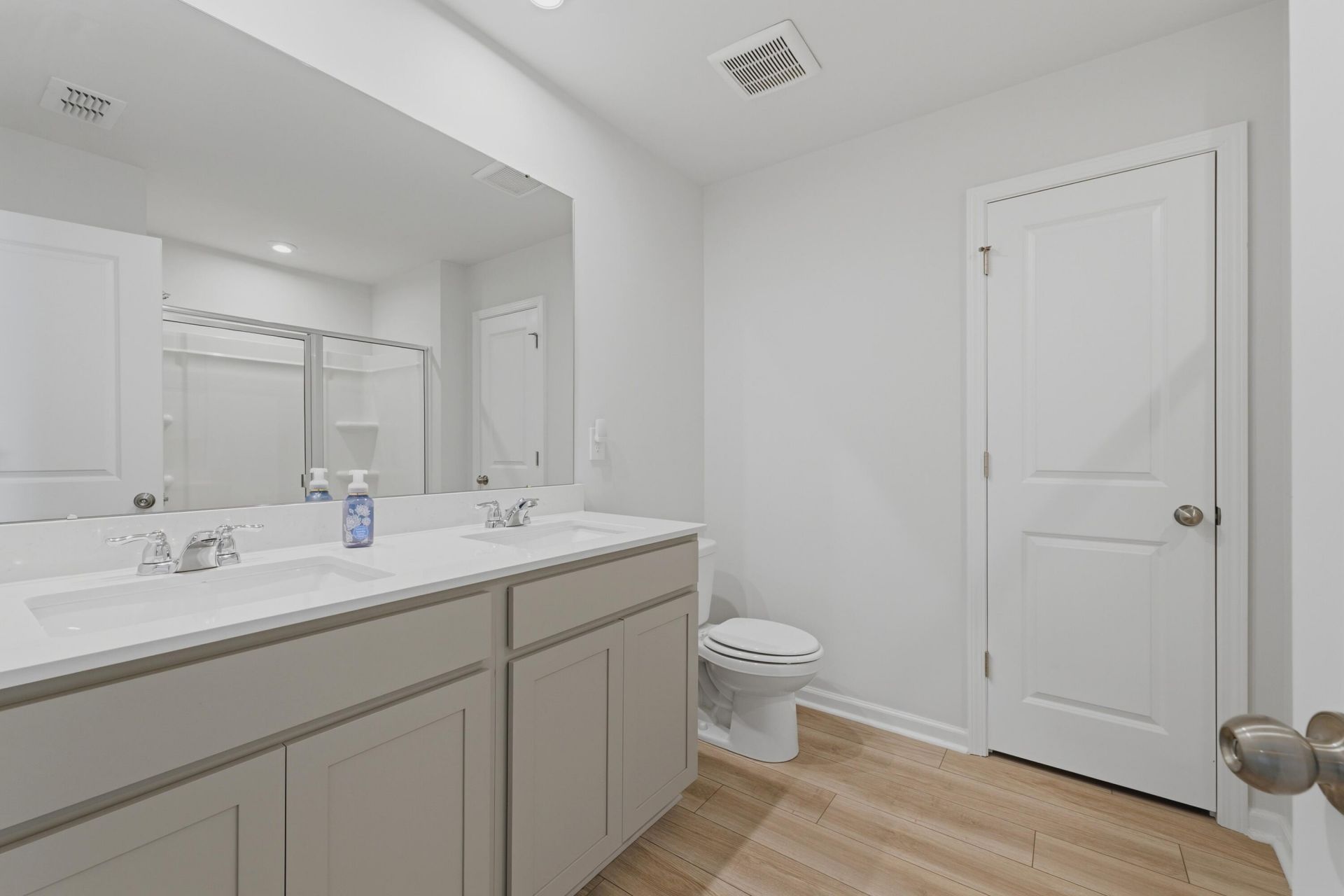 130 Eldridge Street Photo 32