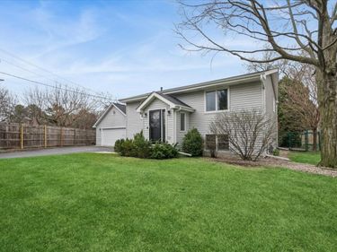 904 W Woodland Road, Lake Bluff, IL 60044