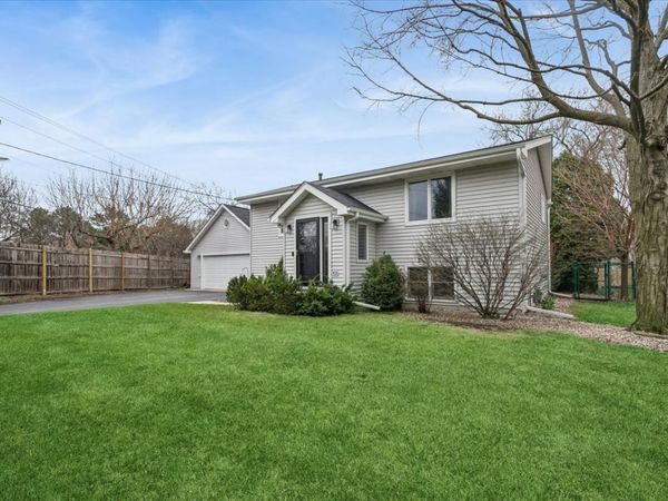 904 W Woodland Road, Lake Bluff, IL 60044