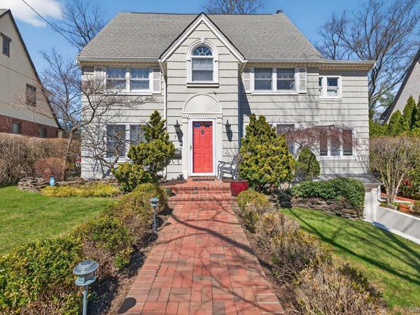 7 Grace Court N, Great Neck, NY 11021