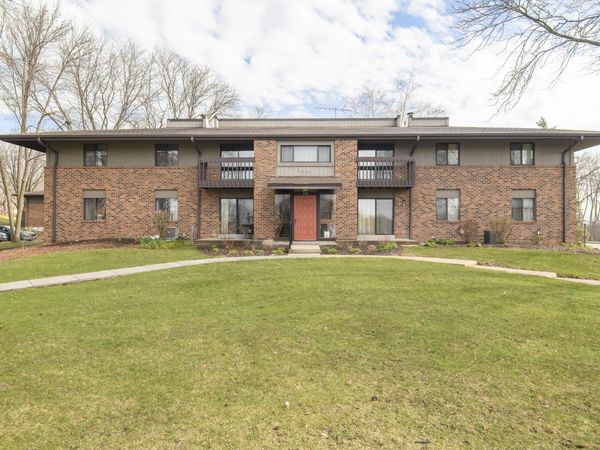 350 Park Hill Dr, Unit E, Pewaukee, WI 53072