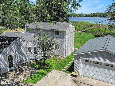 1990 Watkins Lake Road, Waterford Twp, MI 48328