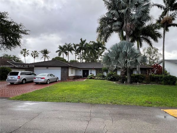 19265 E Saint Andrews Dr , Hialeah, FL 33015