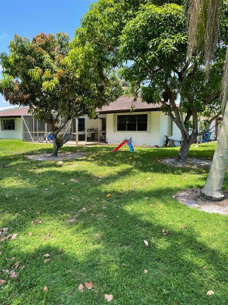 19265 E Saint Andrews Dr , Hialeah, FL 33015 Photo