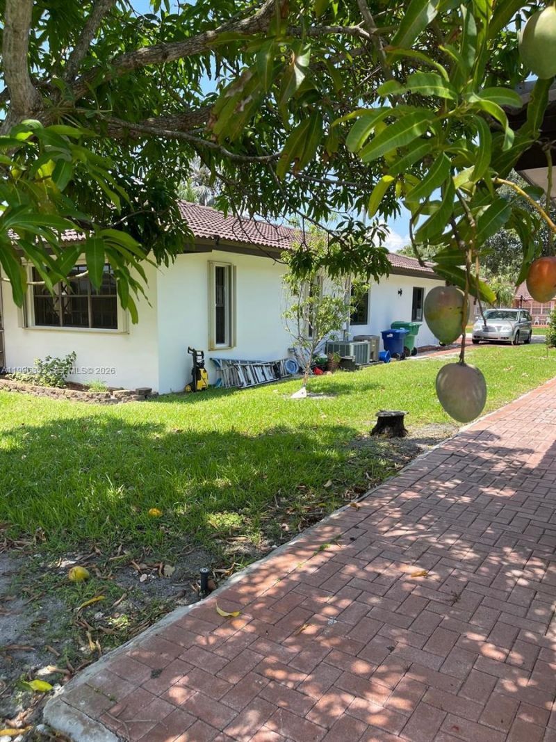 19265 E Saint Andrews Dr , Hialeah, FL 33015 Photo