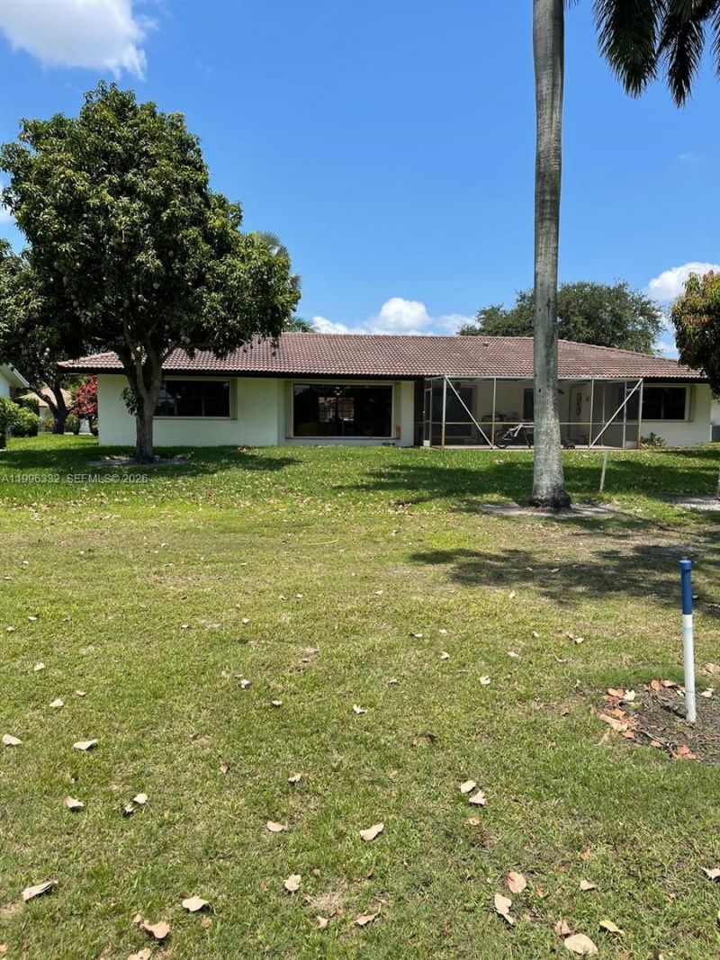 19265 E Saint Andrews Dr , Hialeah, FL 33015 Photo