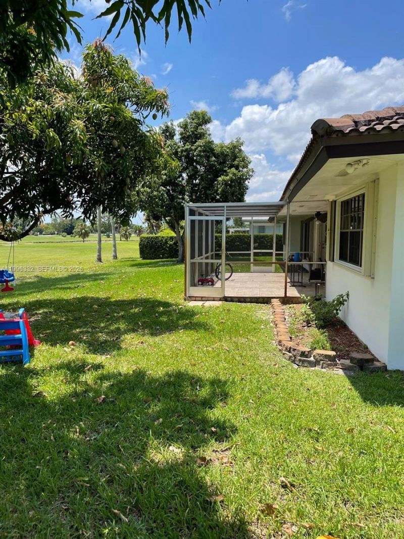 19265 E Saint Andrews Dr , Hialeah, FL 33015 Photo