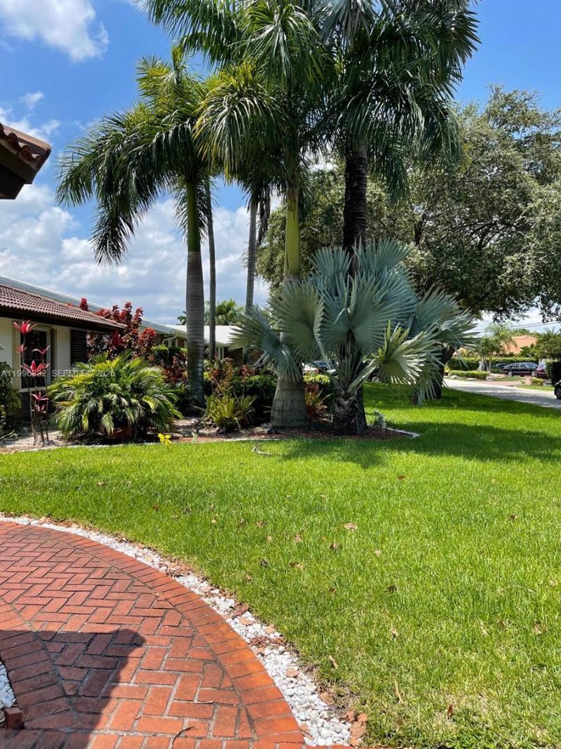 19265 E Saint Andrews Dr , Hialeah, FL 33015 Photo