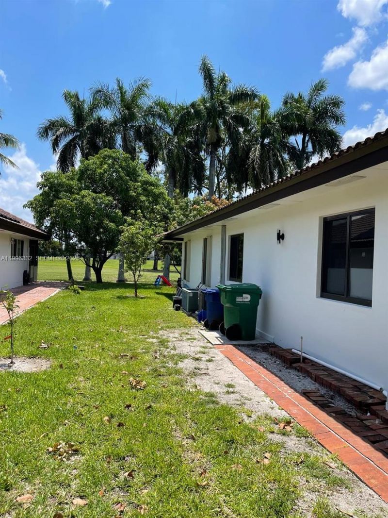 19265 E Saint Andrews Dr , Hialeah, FL 33015 Photo