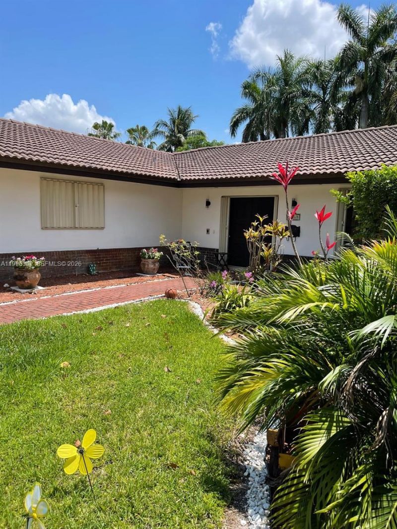 19265 E Saint Andrews Dr , Hialeah, FL 33015 Photo