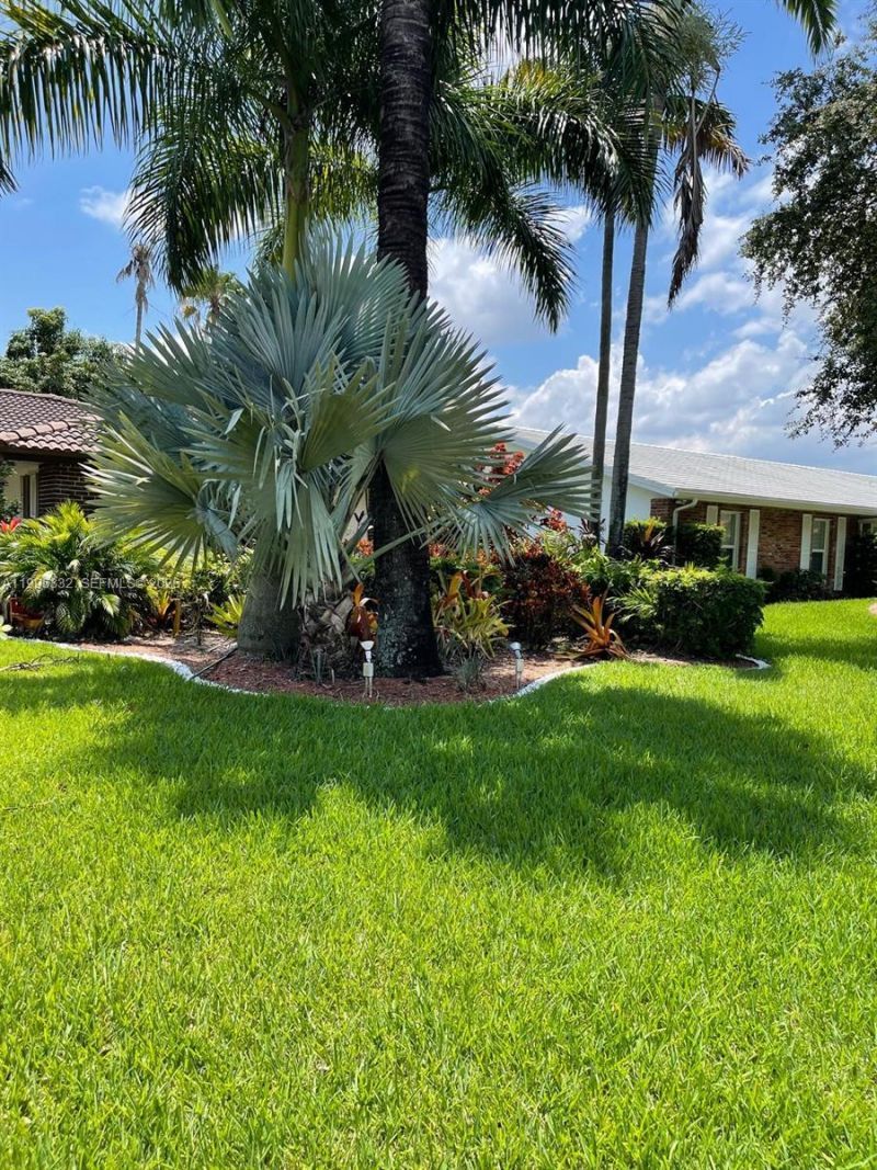 19265 E Saint Andrews Dr , Hialeah, FL 33015 Photo