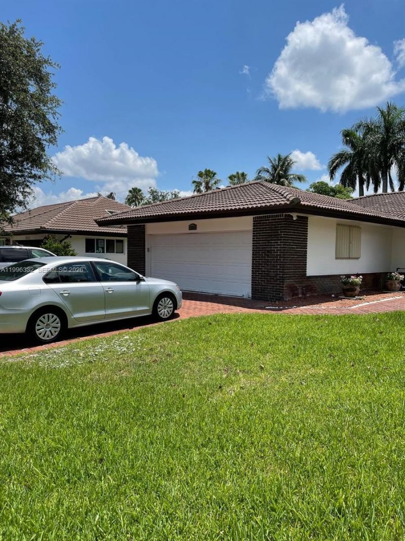 19265 E Saint Andrews Dr , Hialeah, FL 33015 Photo