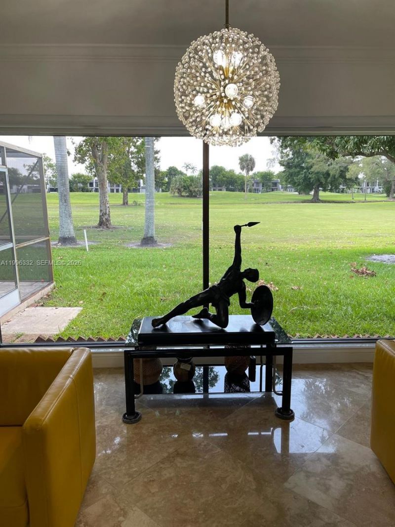 19265 E Saint Andrews Dr , Hialeah, FL 33015 Photo