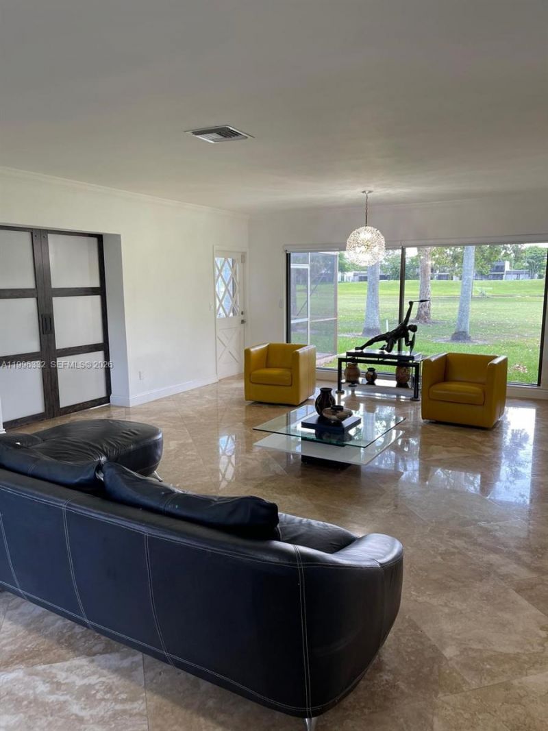 19265 E Saint Andrews Dr , Hialeah, FL 33015 Photo