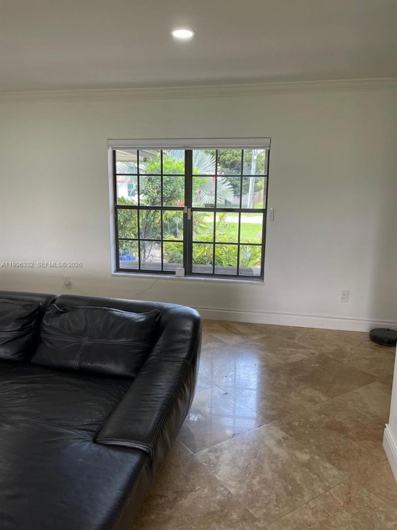 19265 E Saint Andrews Dr , Hialeah, FL 33015 Photo