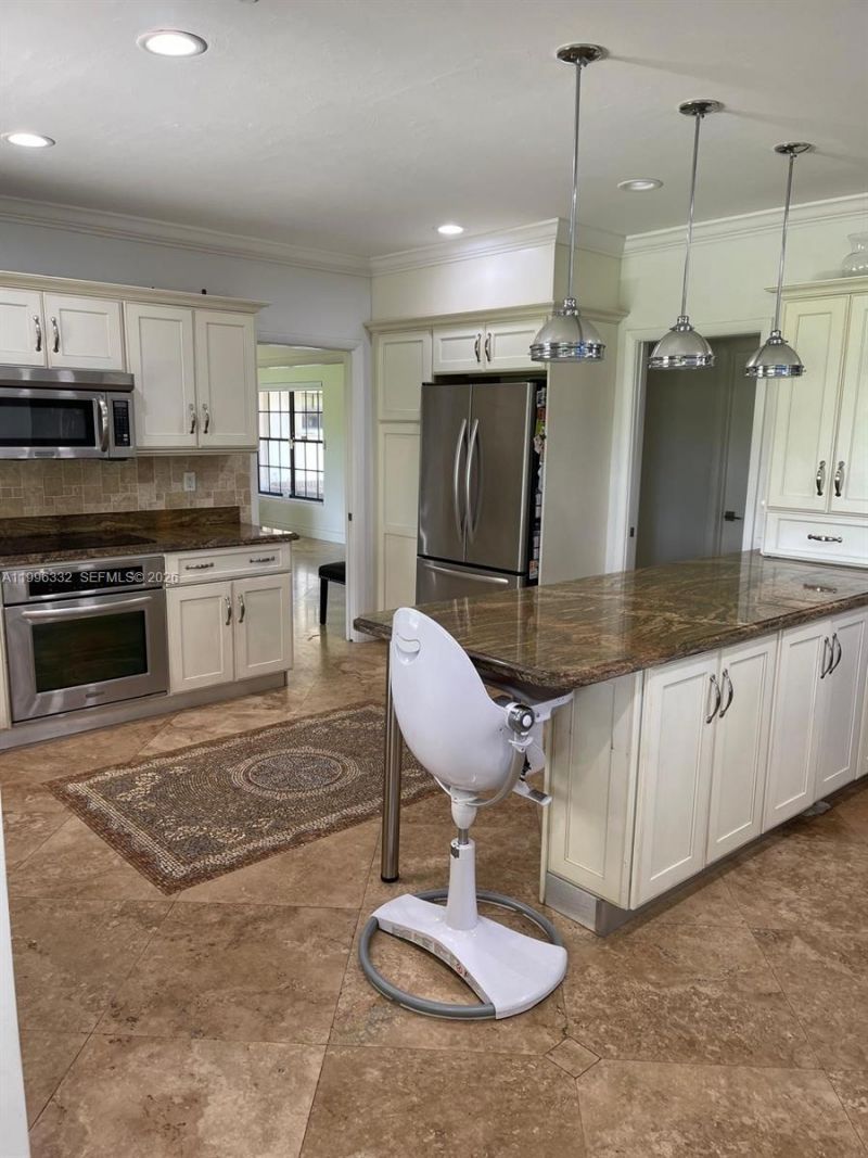 19265 E Saint Andrews Dr , Hialeah, FL 33015 Photo