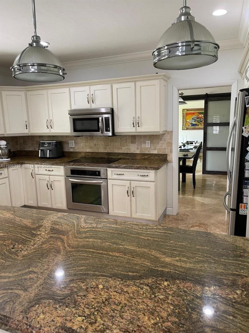 19265 E Saint Andrews Dr , Hialeah, FL 33015 Photo