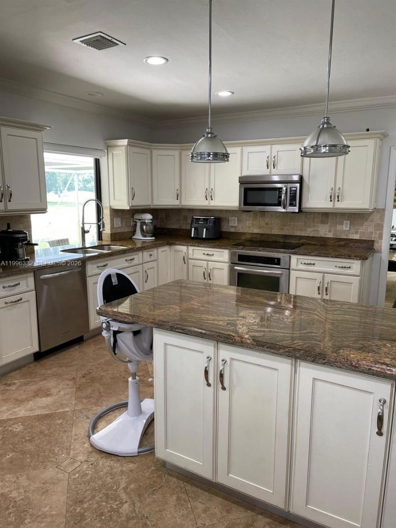 19265 E Saint Andrews Dr , Hialeah, FL 33015 Photo