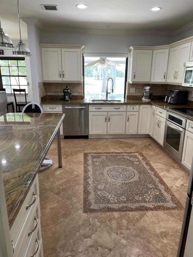 19265 E Saint Andrews Dr , Hialeah, FL 33015 Photo